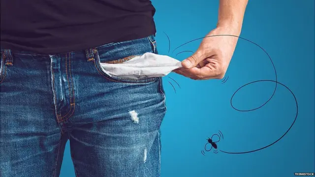 Hombre mostrando sus bolsillos vacíos