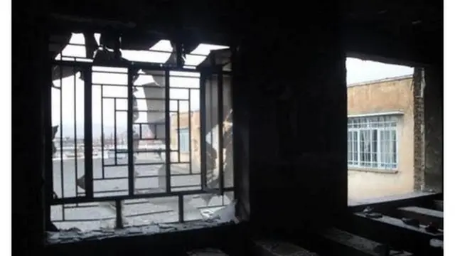 پنجره کلاس با نرده آهنی