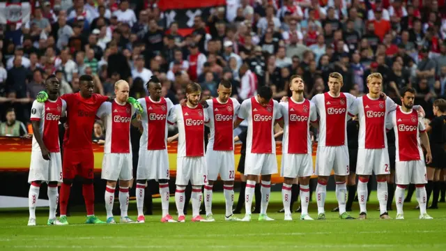 Los jugadores del Ajax también guardaron un minuto de silencio por las víctimas de Manchester.