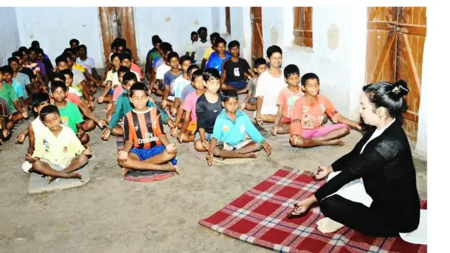 শিশুদের যোগব্যায়াম শেখাচ্ছেন রাফিয়া নাজ