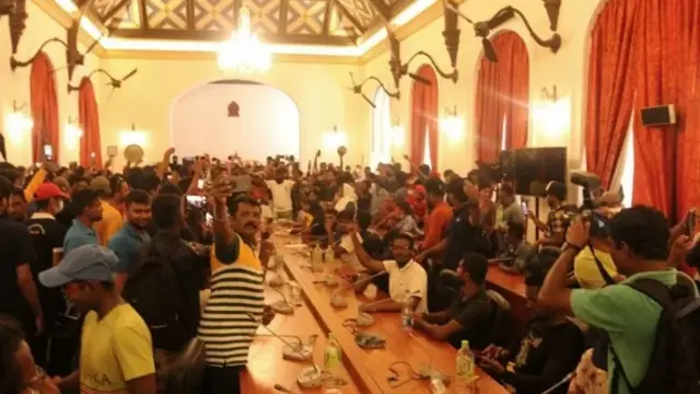 శ్రీలంక అధ్యక్ష భవనంలో నిరసనకారులు