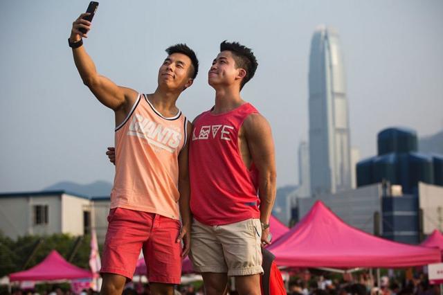 2016年，一对同性伴侣在参加香港LGBT游行时自拍。
