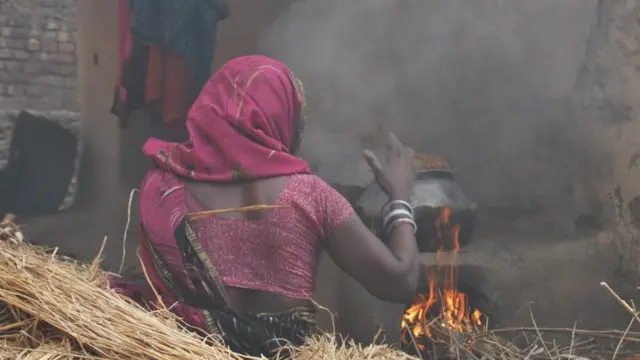 खाना खाती महिला