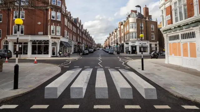 قد يلجأ واضعوا نظريات التحفيز إلى تغيير تصميم الطرق وعلامات الطرق للتأثير على سلوكيات الناس