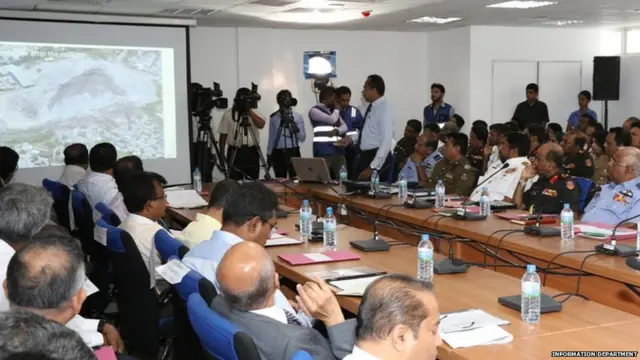 මීතොටමුල්ල ඛේදවාචකය පිළිබඳව නිලධාරීන්ට කරුණු පැහැදිලි කරමින්