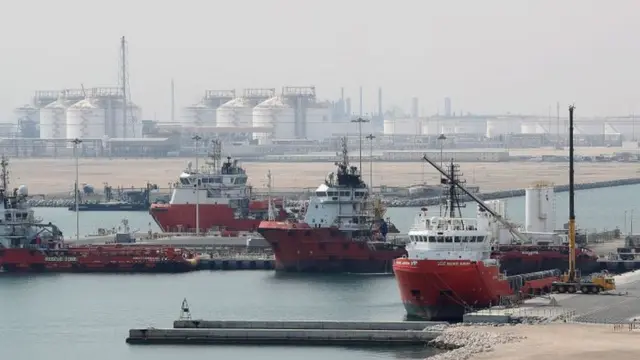 Navios cargueiros que transportam gás natural