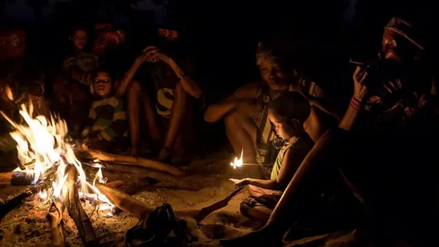 Partager des histoires autour d'un feu après la tombée de la nuit est courant dans de nombreuses sociétés non-industrielles