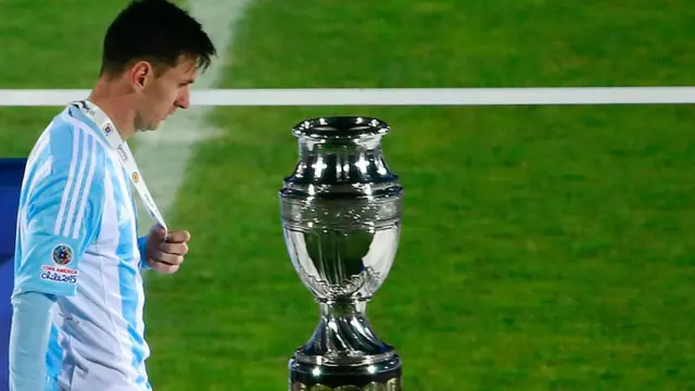 ২০১৫ কোপা আমেরিকার ফাইনালে ট্রফির পাশ দিয়ে হেঁটে যাচ্ছেন লিওনেল মেসি