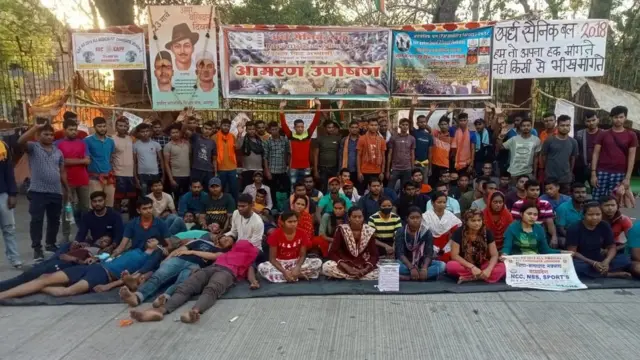 प्रदर्शन कर रहे छात्र