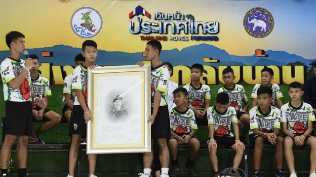 ทีมหมูป่าถือรูปจ่าสมาน