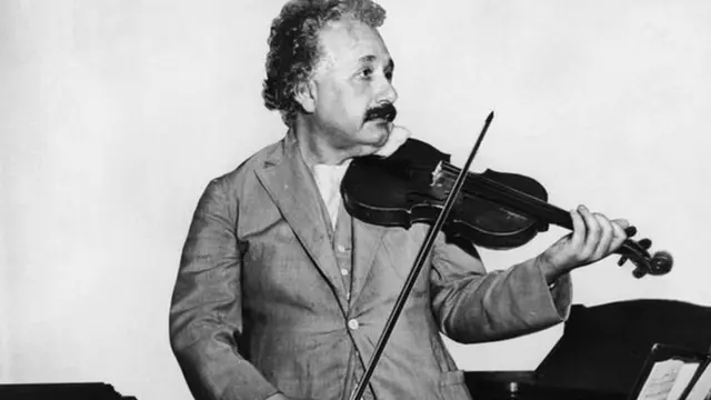 ভায়োলিন বাজাচ্ছেন আইনস্টাইন।