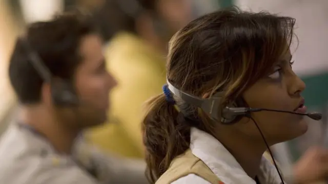 કોલ સેન્ટરમાં કામ કરી રહેલાં યુવતી અને યુવક