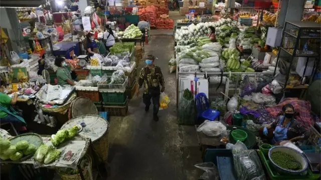 บรรยากาศที่ตลาดค้าผักและผลไม้ย่านปากคลองตลาดเงียบเหงาอย่างเห็นได้ชัด
