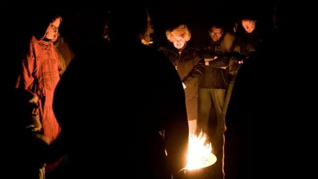 يحتفل أعضاء تنظيم آساترو بتغير الفصول بإشعال النيران والاستماع لأشعار اسكندنافية قديمة