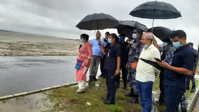 मन्त्री जोशी निरीक्षण गर्दै