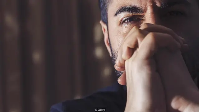 Seorang laki-laki menitikkan air mata.