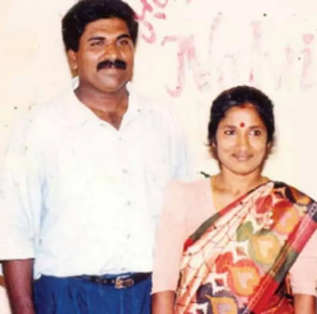 முன்னாள் அமைச்சர் அனந்தி சசிதரன் கணவருடன்