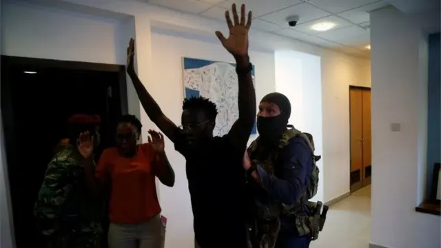 हमले में फंसे लोग