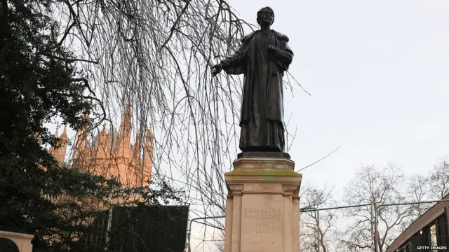 ब्रिटीश संसदेच्या प्रांगणातला पँकहर्स्ट यांचा पुतळा.