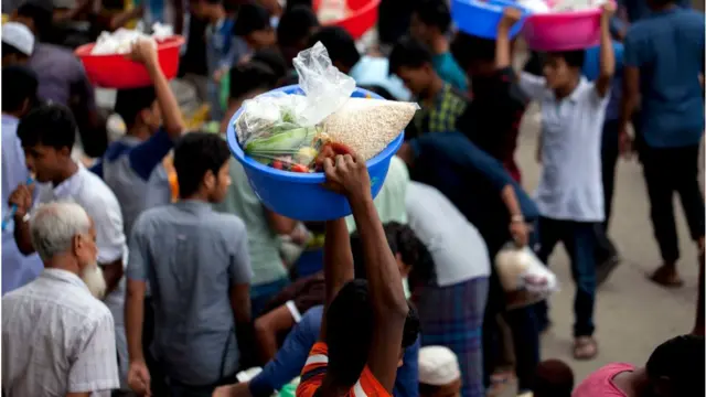 রাস্তায় হকার