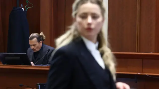 Os atores Johnny Depp e Amber Heard em audiência do dia 21 de abril