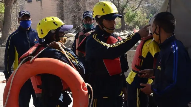 రంగంలోకి దిగిన అత్యవసర సేవల సిబ్బంది