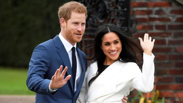 Harry e Meghan abraçados, acenando e sorrindomelhores bonus casas de apostajardim