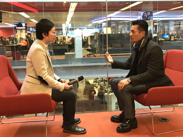 吕良伟接受BBC记者子川专访(摄影:丁栋)