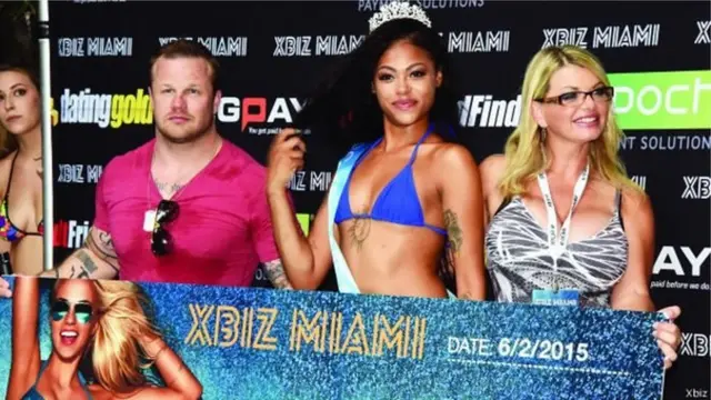 Mujeres de un reclutamiento de la industria para adultos