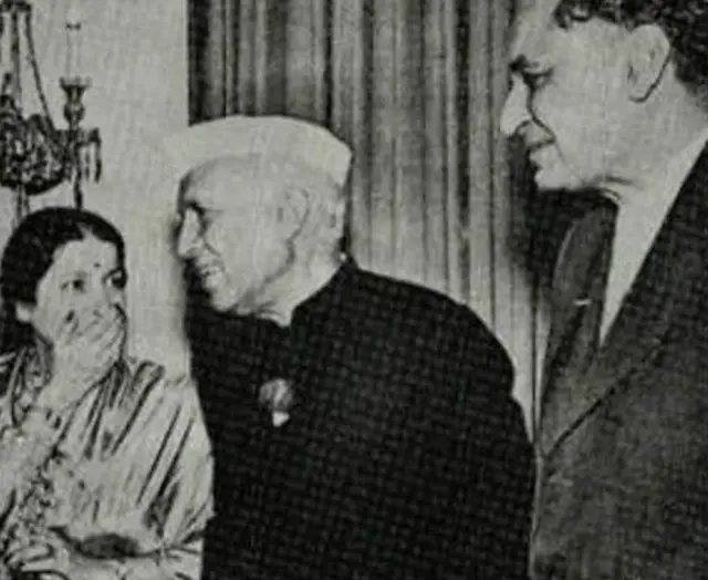 બી.કે. નહેરુ પોતાનાં પત્ની શોભા અને જવાહરલાલ સાથે