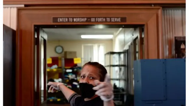 القسيسة روزلين بيويرتشير إلى مستودع مساعدات