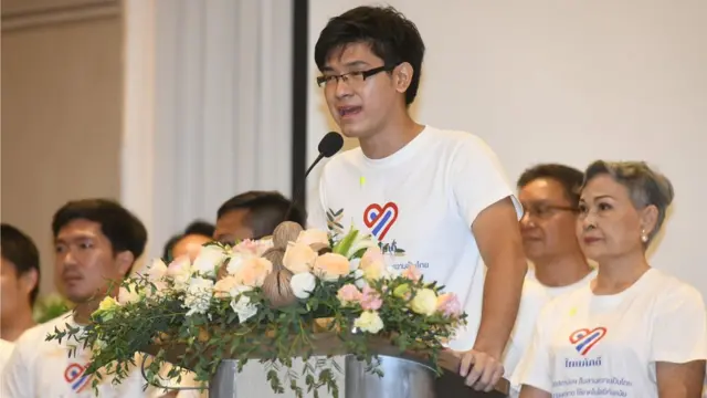 นักศึกษาปกป้องสถาบัน