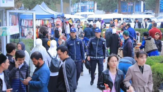 Ўзбекистон Ички ишлар вазирлигининг Телеграмдаги расмий канали фотоси - Самарқанд Регистон майдонида хавфсизлик ходимлари