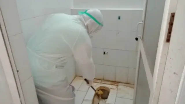 கழிவறையை சுத்தம் செய்யும் அமைச்சர்.