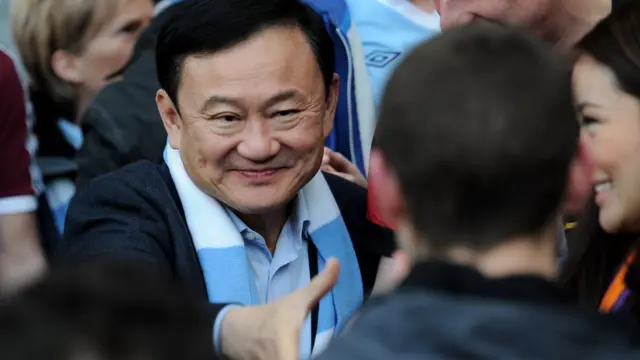 เดอะการ์เดี้ยนรายงานเมื่อแปดปีที่แล้วว่า นายทักษิณได้กำไรจากการขายหุ้นสโมสรฟุตบอลแมนเชสเตอร์ ซิตี้ของอังกฤษ ให้กับกลุ่มทุนอาบูดาบี ราว 880 ล้านบาท