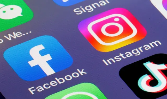 La pantalla de un celular con varias aplicaciones como Facebook, Instagram y TikTok