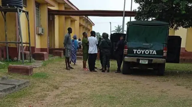 Ọkọ̀ ti wọn fi gbe Portable wa si kootu ree pẹlu awọn agbofinro atawọn eeyan rẹ