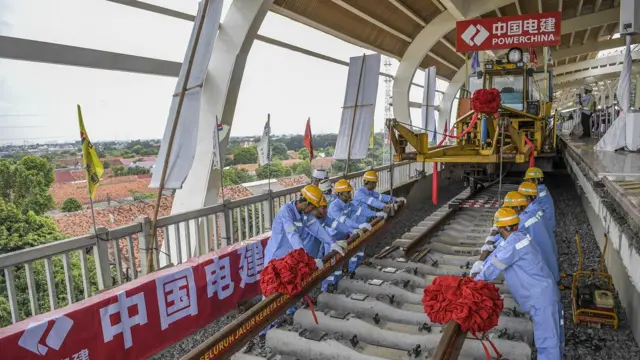 Pekerja melakukan pemasangan rel Kereta Cepat Jakarta-Bandung (KCJB) di Stasiun Halim, Jakarta Timur, Jumat (31/3/2023).