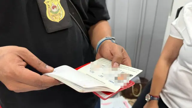 မလေးရှား လူဝင်မှုကြီးကြပ်ရေးအရာရှိတစ်ဦး စစ်ဆေးနေတဲ့ မြန်မာနိုင်ငံကူးလက်မှတ် စာအုပ်