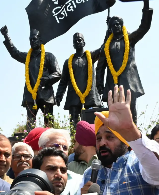 भगतसिंह, राजगुरू आणि सुखदेव यांचा पुतळा