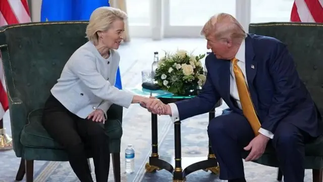 ஐரோப்பிய ஒன்றியத்தின் தலைவர் உருசுலா வான் டெர் லேயனுடன் அமெரிக்க அதிபர் டொனால்ட் டிரம்ப்