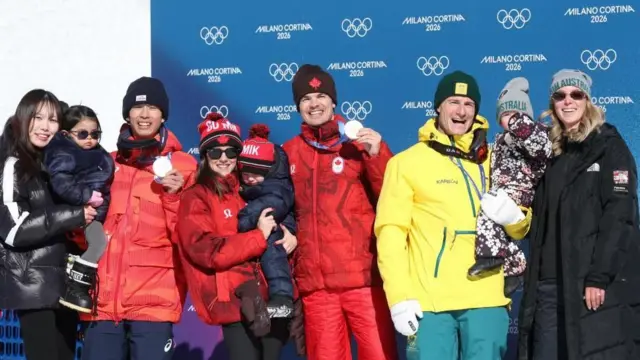 メダリストがそれぞれ、妻や幼い子どもと並んで笑顔を見せている