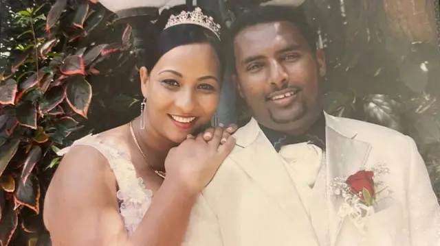 ሚለን ኃለፎም ከባለቤቷ ሳምሶን ጋር በሰርጓ ዕለት የተነሳችው