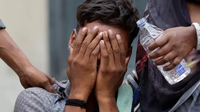 अपघातात आपल्या कुटुंबीयांना गमावलेल्या व्यक्तील शोक अनावर झाला. पोस्ट मार्टम रुमबाहेरच त्यांच्या अश्रूंचा बांध फुटला. 