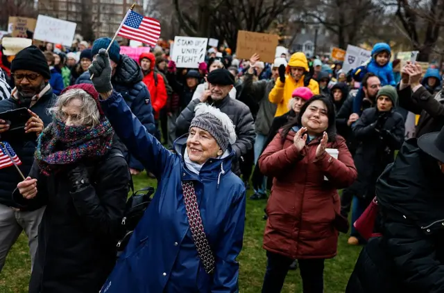 Harvard Üniversitesi'nde toplanan protestocular, ellerinde pankartlar var