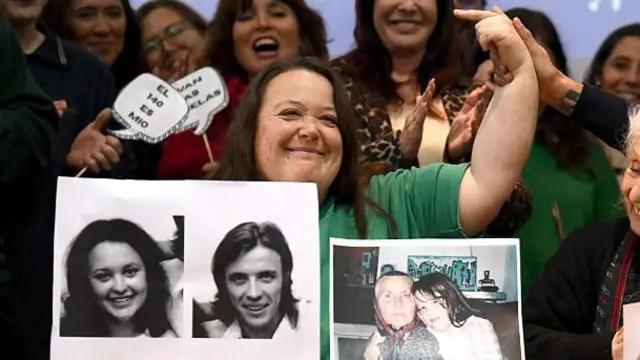 Adriana Metz, hermana del "nieto 140", junto a Estela de Carlotto, presidenta de Abuelas de Plaza de Mayo