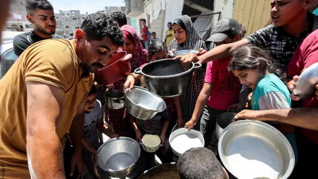 سكان قطاع غزة يحاولون الحصول على طعام