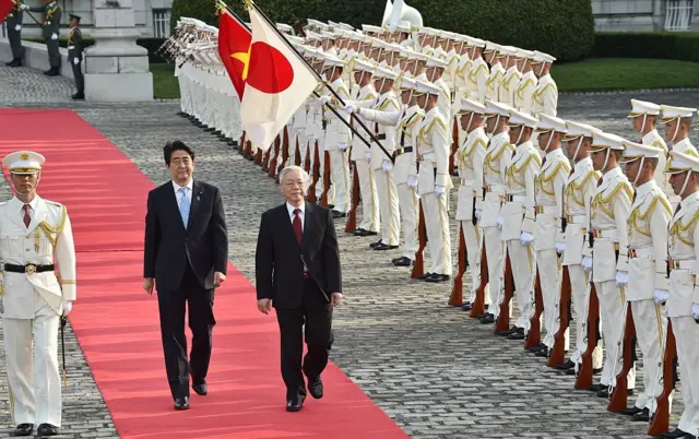 Thủ tướng Nhật Bản Abe Shinzo và Tổng Bí thư Nguyễn Phú Trọng duyệt đội danh dự ngày 15/9/2015.