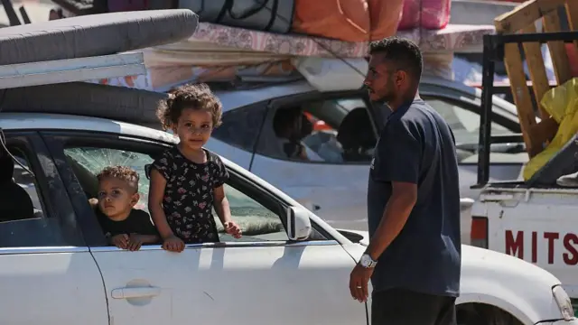 Unas niñas miran desde un auto en un campo de desplazados en la Franja de Gaza el 1 de octubre de 2025