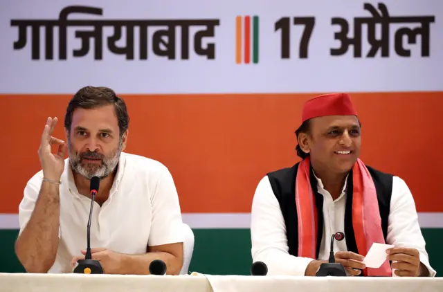 राहुल गान्धी र अखिलेश यादव 